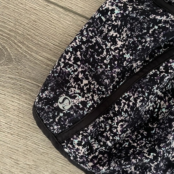 Lululemon Tracker Short II *4-way Stretch
Rocky Road Sand Dune Toothpaste/ Black - Picture 4 of 7